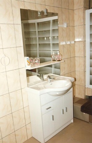 Habitación estándar con 1 cama doble o 2 individuales, baño privado | Baño | Artículos de higiene personal gratuitos, secador de pelo y toallas