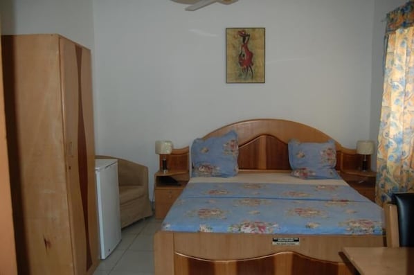 Habitación estándar con 1 cama doble o 2 individuales, baño privado | Escritorio, tabla de planchar con plancha, wifi gratis