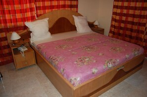 Habitación estándar con 1 cama doble o 2 individuales, baño privado | Escritorio, tabla de planchar con plancha, wifi gratis