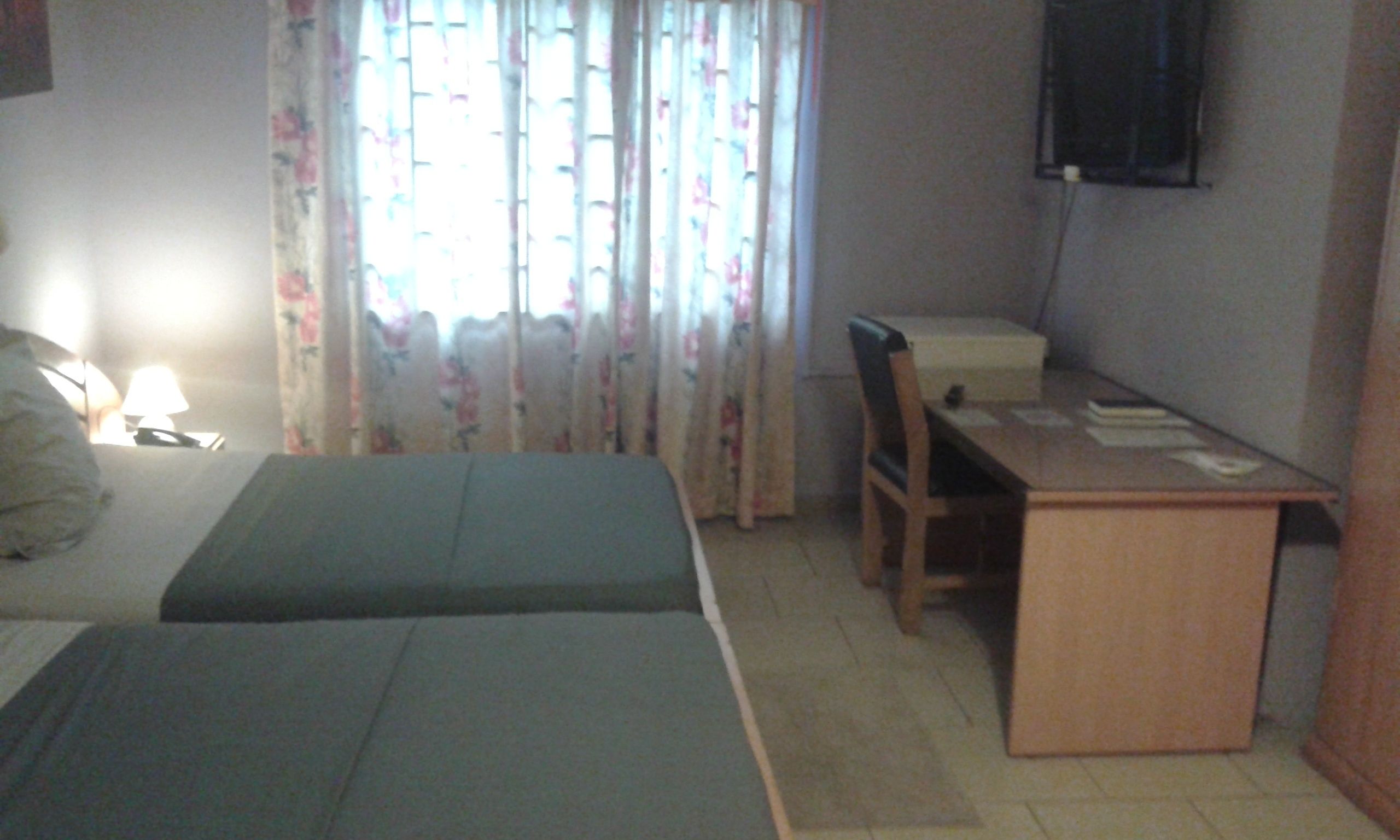 Habitación estándar con 1 cama doble o 2 individuales, baño privado | Escritorio, tabla de planchar con plancha, wifi gratis