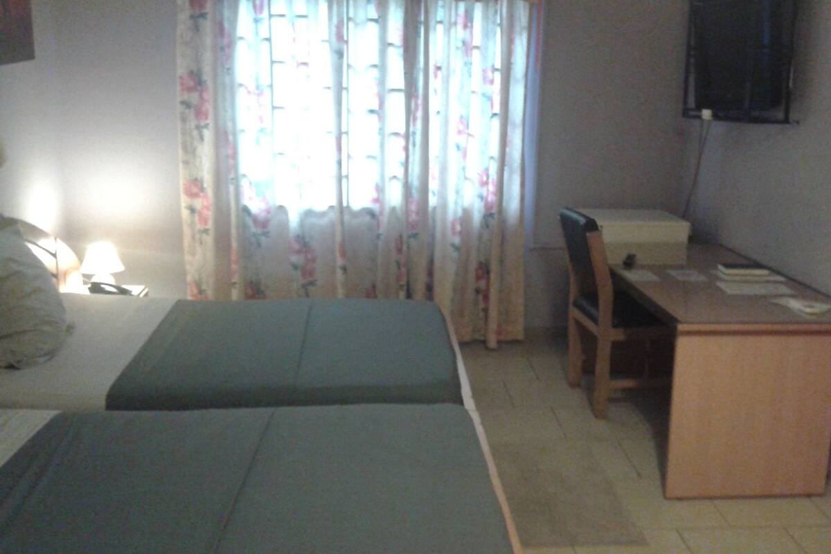 Escritorio, tabla de planchar con plancha y wifi gratis