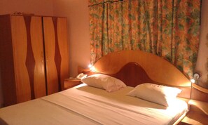 Habitación estándar con 1 cama doble o 2 individuales, baño privado | Escritorio, tabla de planchar con plancha, wifi gratis