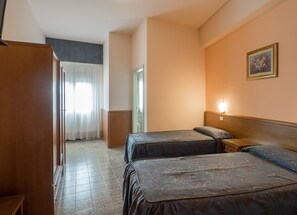Habitació triple | Roba de llit d'alta qualitat, minibar i caixa forta a l'habitació 