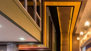 Um interior moderno com designs geométricos nas paredes e iluminação embutida.