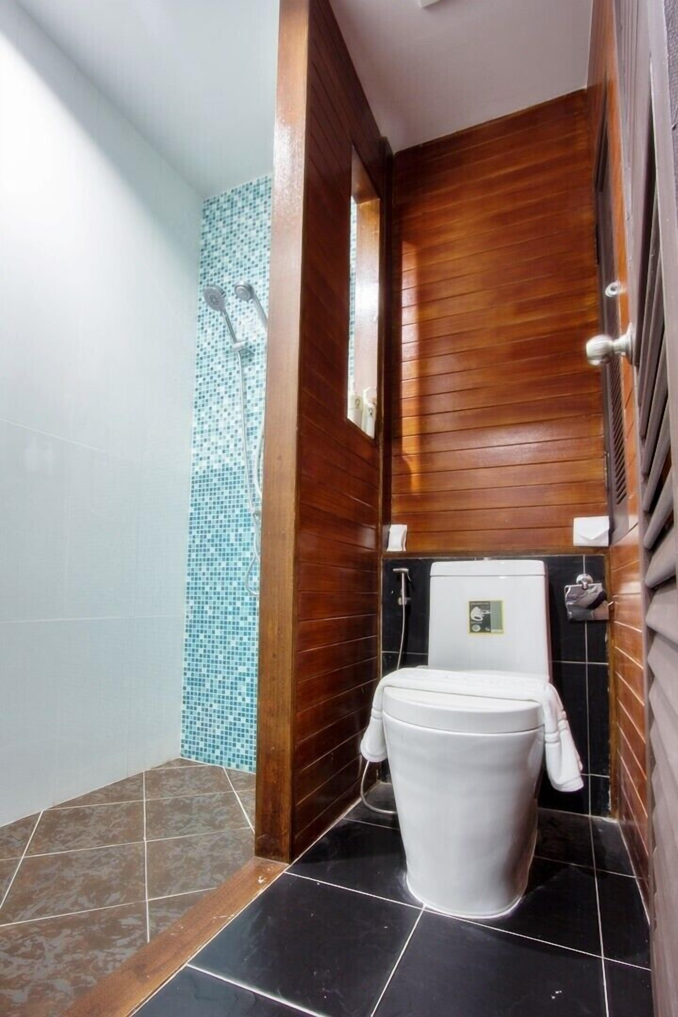 superior double room | bathroom | shower, free toiletries, hair dryer, towels