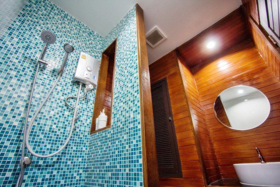 deluxe twin room | bathroom | shower, free toiletries, hair dryer, towels