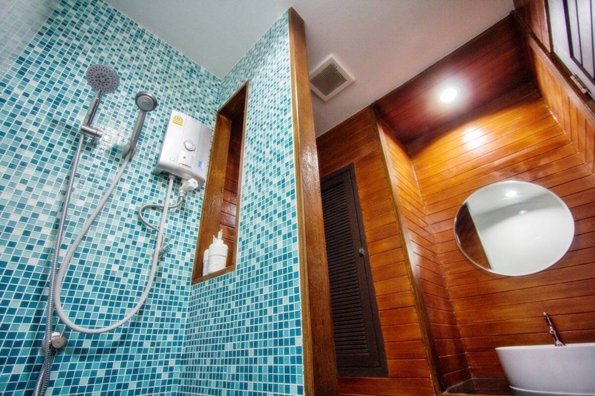 deluxe twin room | bathroom | shower, free toiletries, hair dryer, towels