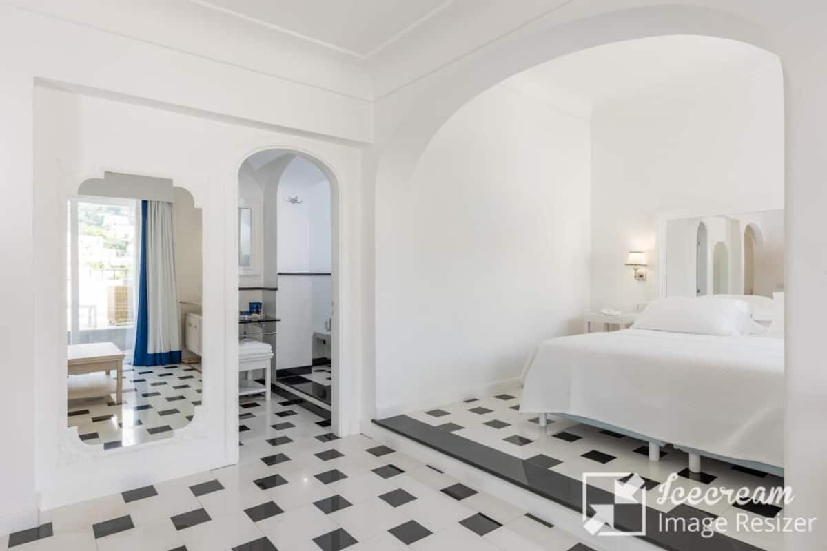 Superior Double Room, Partial Sea View | 1 bedroom, minibar, in-room safe, individually decorated