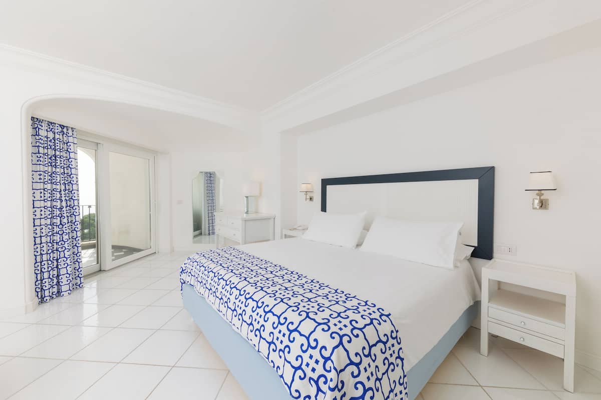 Minibar, caja de seguridad en la habitación y decoración personalizada