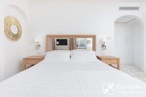 Superior Double Room, City View | Minibar, in-room safe, individually decorated, individually furnished - Hotel Mamela (Capri)