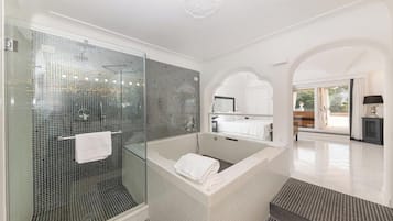 Suite Exclusive, 2 camere da letto, vista mare | Bagno | Set di cortesia gratuito, asciugacapelli, pantofole, asciugamani