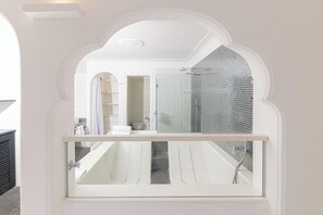 Exclusive Suite, 2 Bedrooms, Sea View | Bathroom | Free toiletries, hair dryer, slippers, towels - Hotel Mamela (Capri)