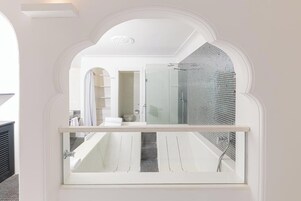 独特套房, 2 间卧室, 海景 | 浴室 | 免费洗浴用品、吹风机、拖鞋、毛巾