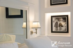 Quarto casal superior, vista para a cidade | Frigobar, cofres nos quartos, individualmente decorados