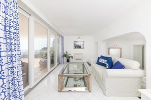 Superior Suite, 2 Bedrooms, Sea View | Ruang tamu | TV skrin rata 