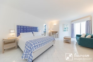 Superior Double Room, Partial Sea View | Minibar, in-room safe, individually decorated, individually furnished - Hotel Mamela (Capri)