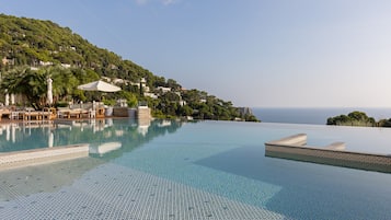 Utomhuspool och solstolar