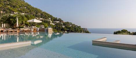Una piscina al aire libre, tumbonas