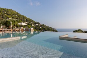 Outdoor pool, sun loungers - Hotel Mamela (Capri)