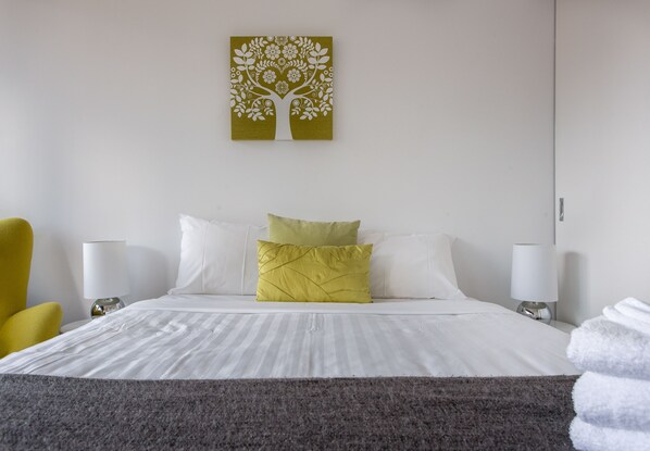 Departamento, vista a la ciudad | 2 habitaciones, muebles diferentes y tabla de planchar con plancha 
