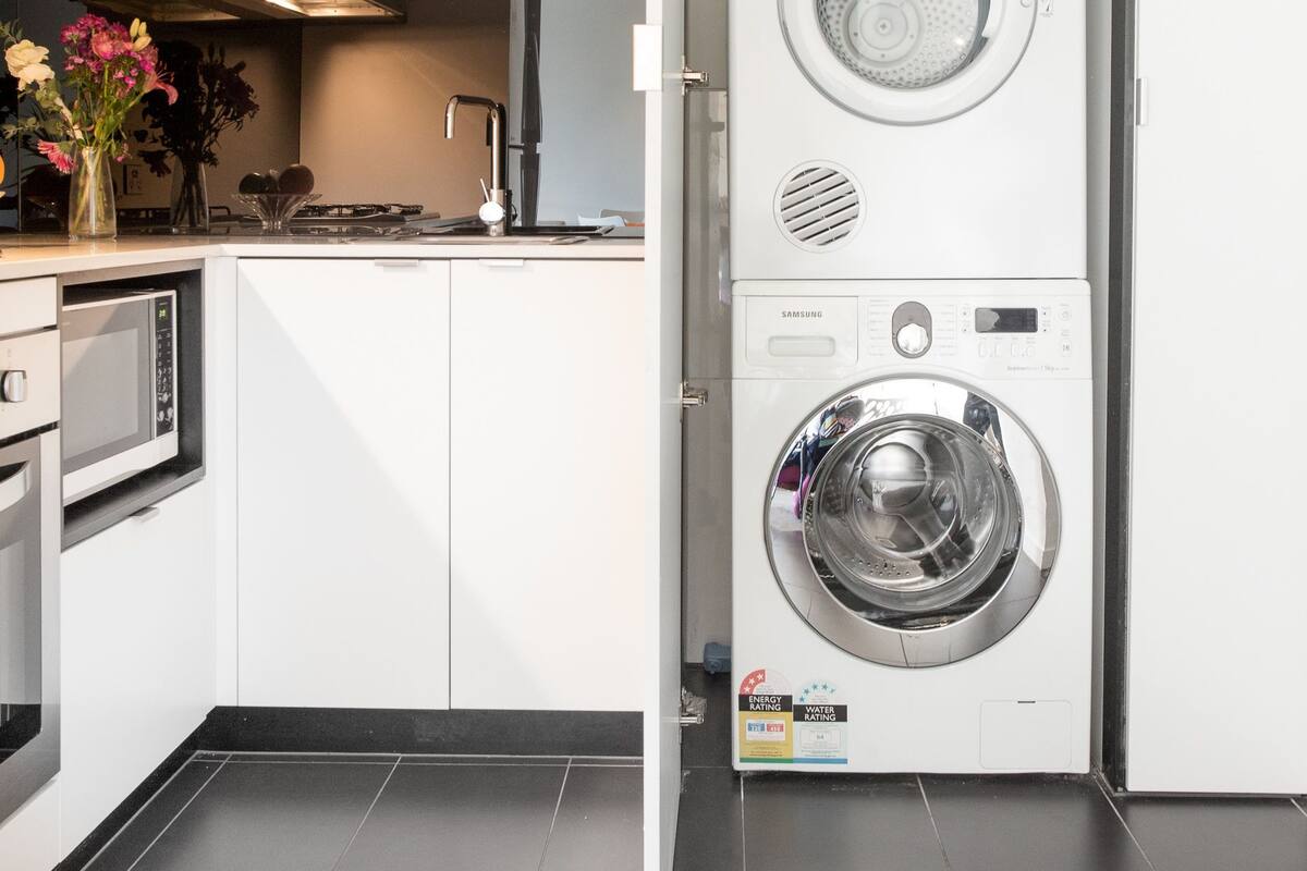 Full-sized fridge, microwave, stovetop, dishwasher