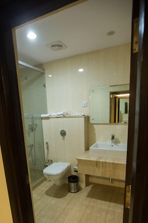 Kamar Standar | Kamar mandi | Shower dan handuk