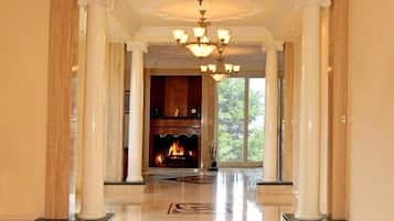 1 quarto, escrivaninha, ferros/tábuas de passar roupa, berços grátis