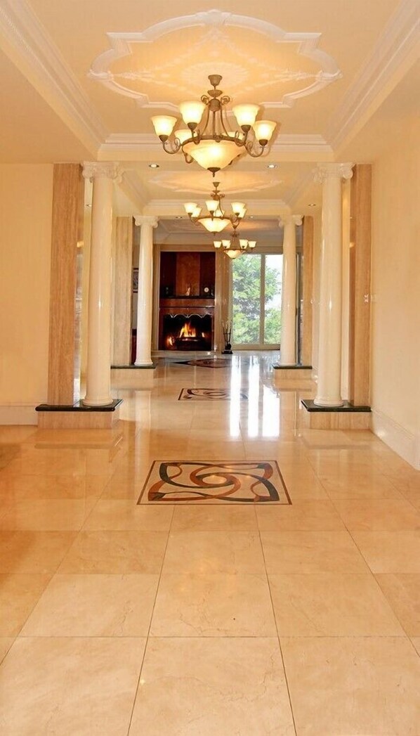 1 chambre, bureau, fer et planche à repasser, lits bébé (gratuits)