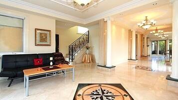 Casa família, ao lado da praia | Área de estar | TV de tela plana, lareira, DVD player, mesa de pingue-pongue