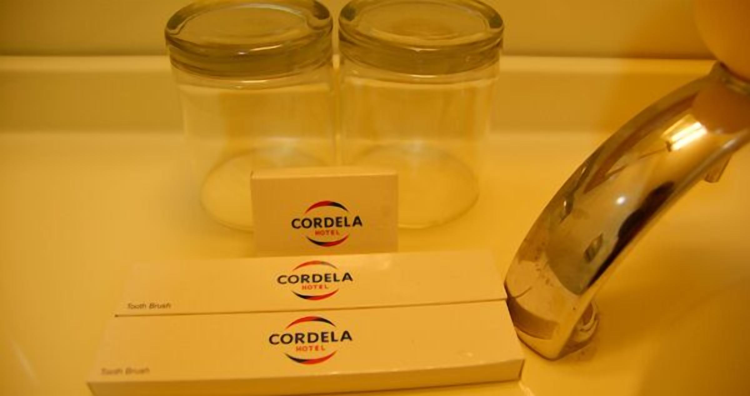 Un baño con un cepillo de dientes y una barra de jabón con la etiqueta 'CORDELA HOTEL'.
