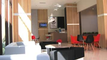 Se sirven desayunos, almuerzos y cenas; cocina internacional