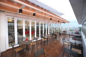 Café da manhã, almoço e jantar; culinária internacional 