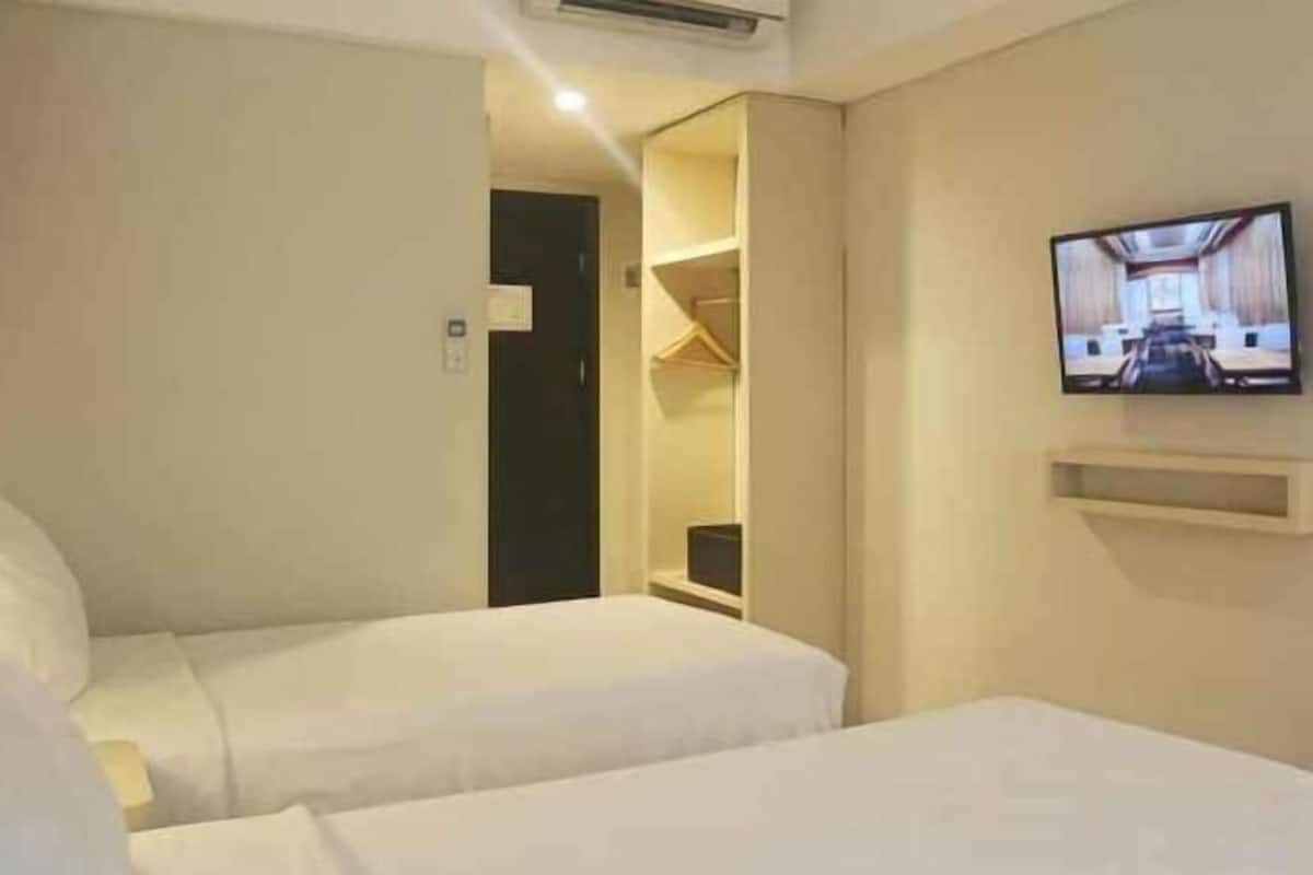 In-room safe, desk, soundproofing, free WiFi