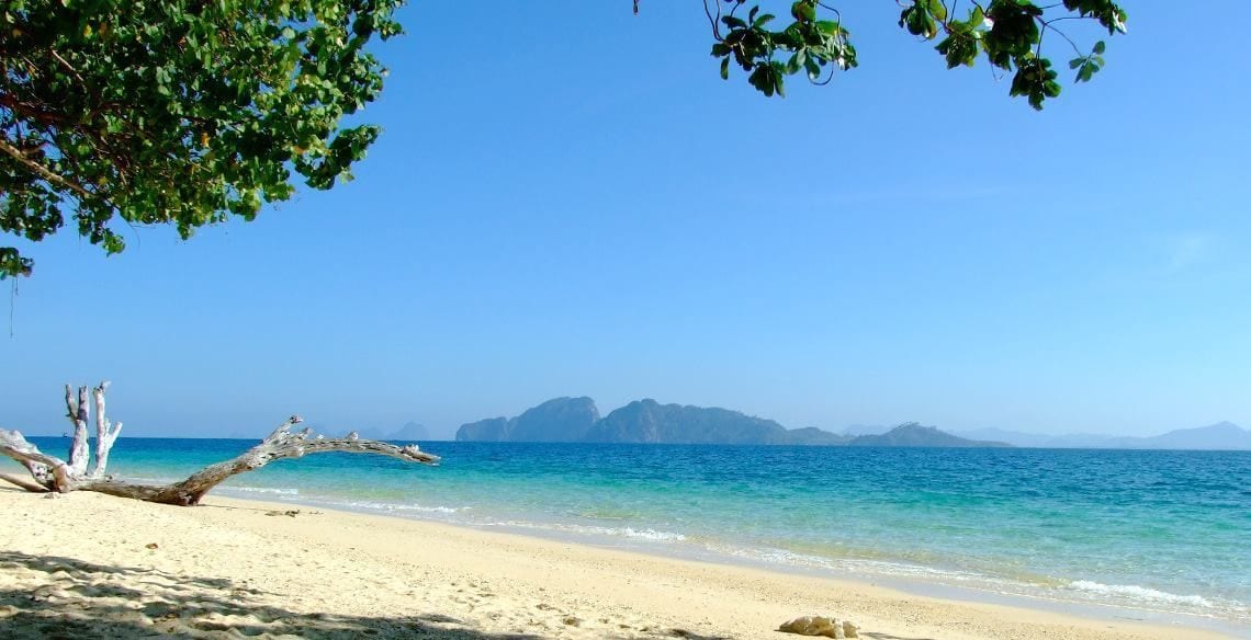 Rannalla, aurinkotuoleja, aurinkovarjoja, rantapyyhkeitä