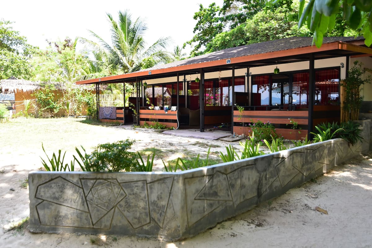 Beachfront Deluxe Room | Premium bedding, in-room safe, desk, free cribs/infant beds