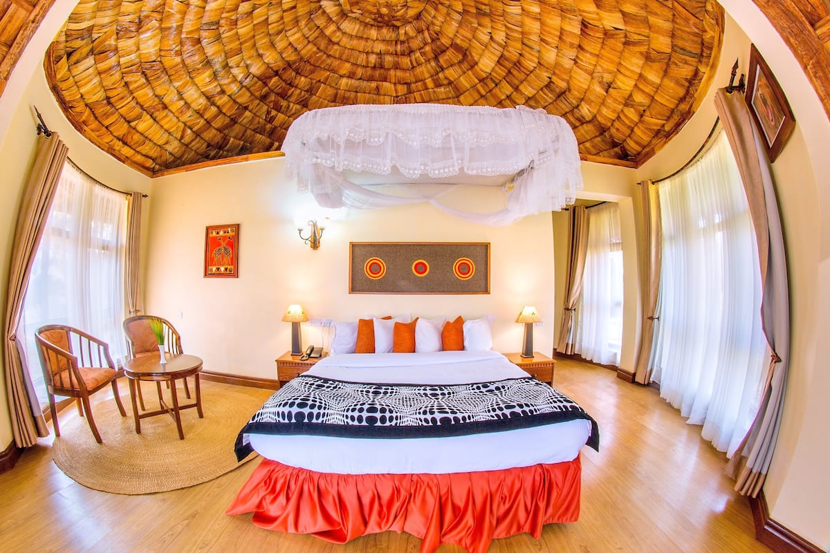 Habitación doble | 1 dormitorio, ropa de cama de alta calidad, escritorio y cortinas opacas