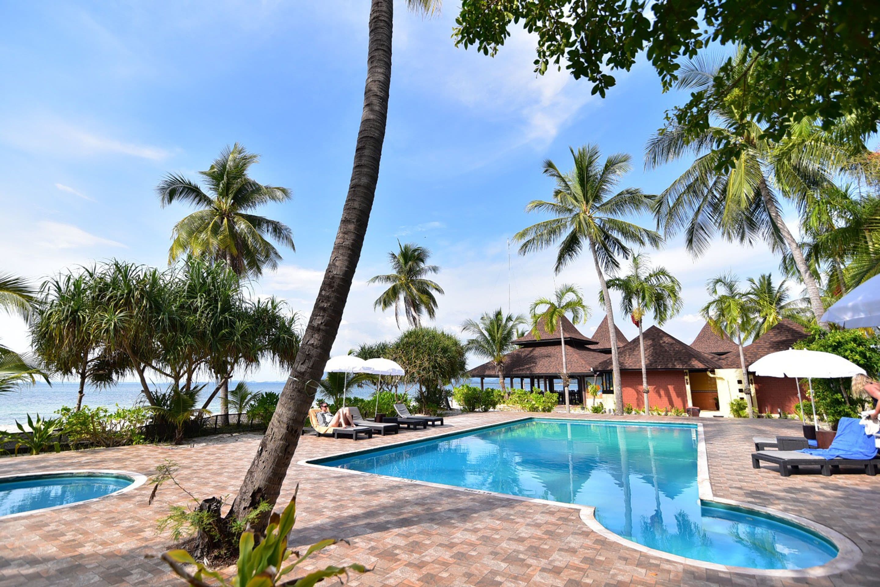 2 outdoor pools, open 7:00 am to 6:00 pm, pool loungers