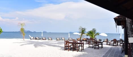 Pantai pribadi, kursi berjemur, scuba diving, dan berkayak