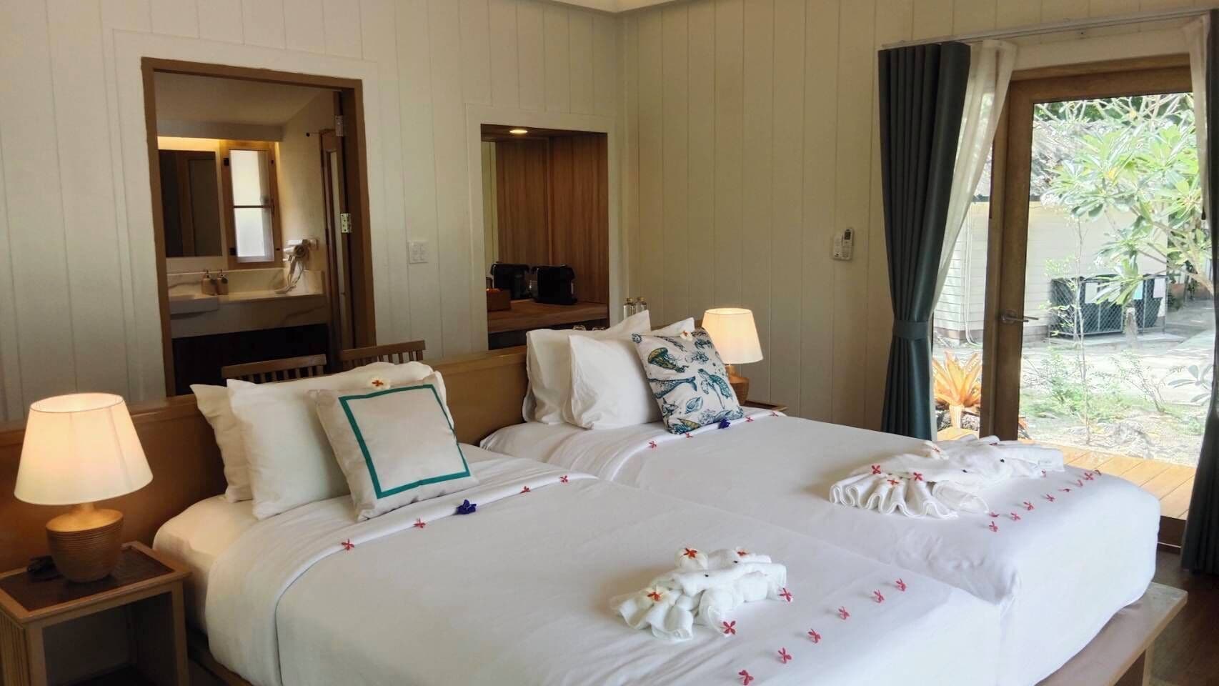 Minibar, caja de seguridad en la habitación y cortinas blackout 