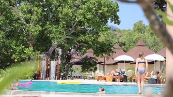2 piscines extérieures, chaises longues