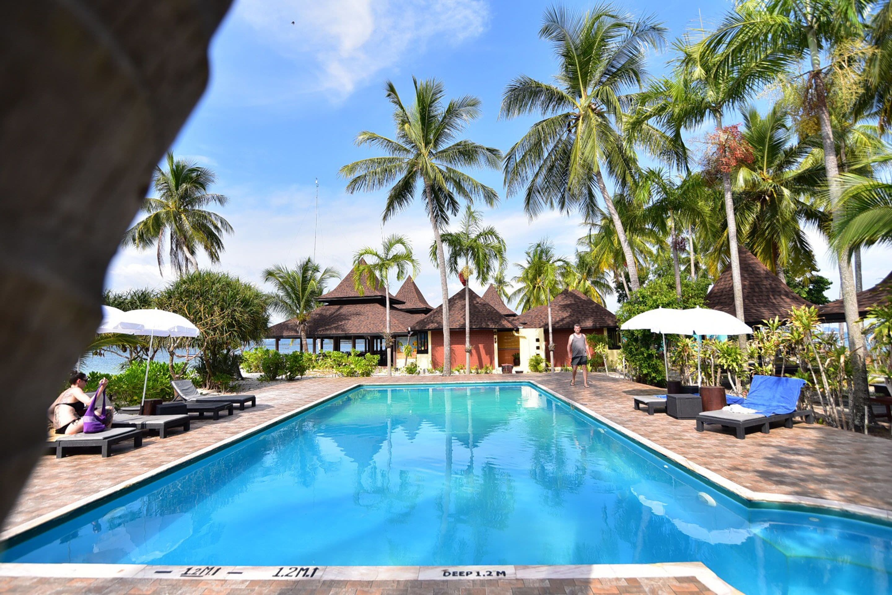 2 outdoor pools, open 7:00 am to 6:00 pm, pool loungers