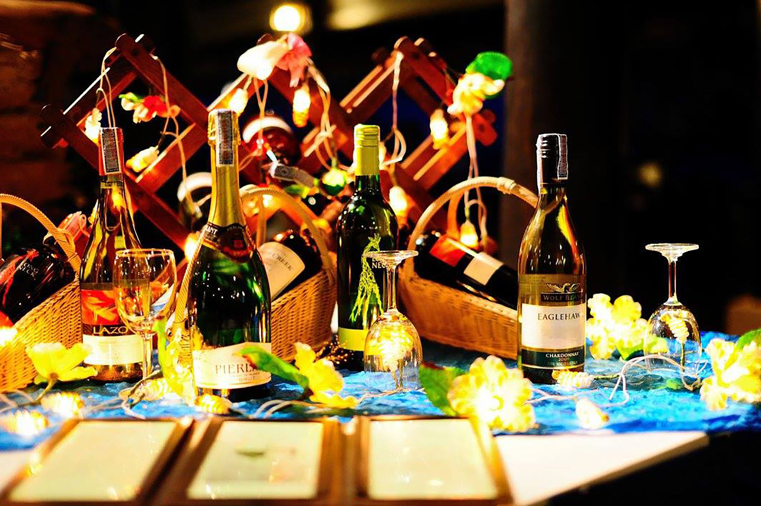 3 bars/lounges, poolside bar