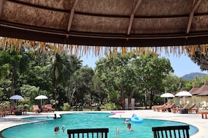 Bar en bord de piscine