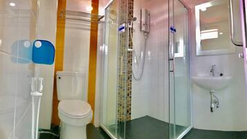 Un baño moderno con inodoro, ducha y lavamanos.
