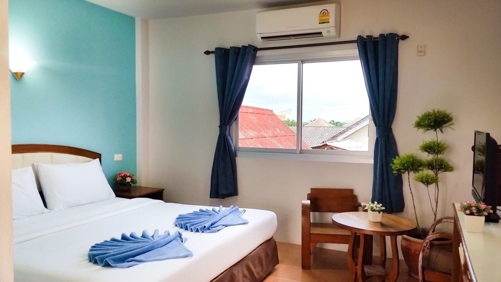 1 bedroom, desk, free wifi