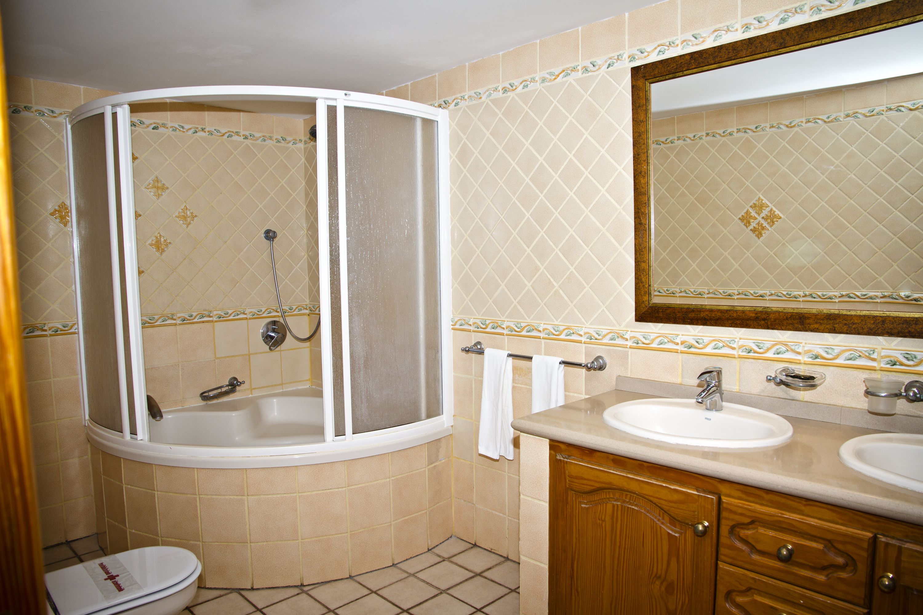 Luxury Apartment, 3 Bedrooms | Bathroom | Hair dryer, towels
