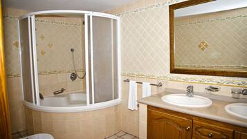 Luxury Apartment, 3 Bedrooms | Bathroom | Hair dryer, towels
