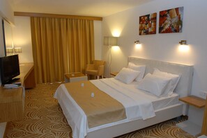 Minibar, in-room safe, desk, free WiFi - Hotel Egge (Cesme)