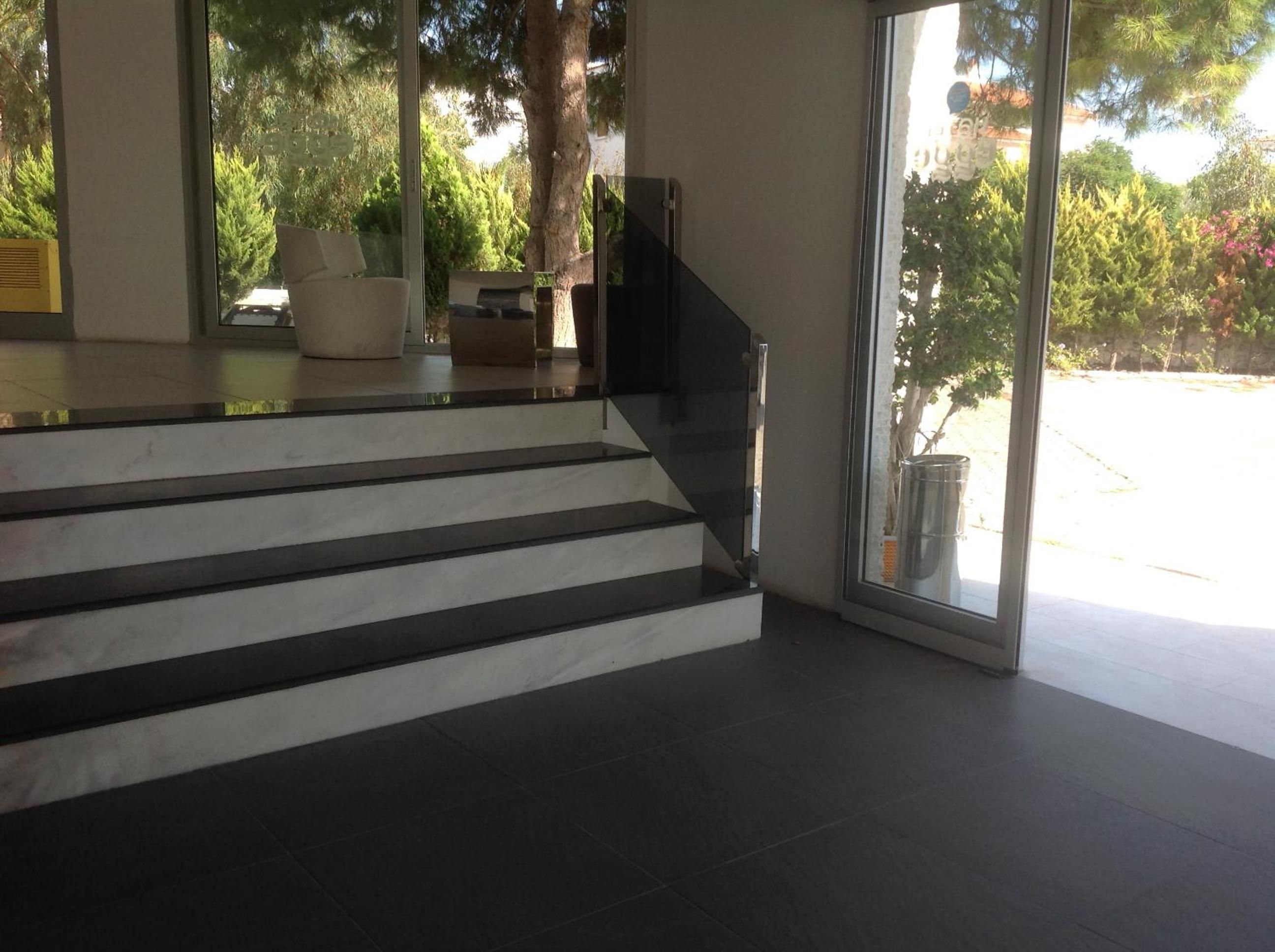 Eine moderne Treppe mit einer Glastür zu einem Außenbereich.