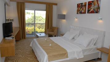 Deluxe kamer, 1 twee- of 2 eenpersoonsbedden | Een minibar, een kluis op de kamer, een bureau, gratis wifi